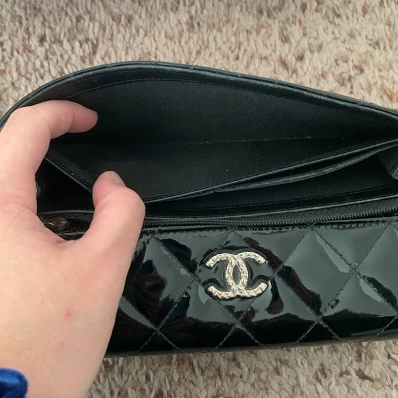 Authentic Chanel wallet on chain w/ D rings, box and bag. 7.75 X 4 X 1.5 inches - Picture 9 of 13